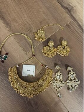 Traditional Indian Gold Tone Necklace, Earrings, Tikka Set